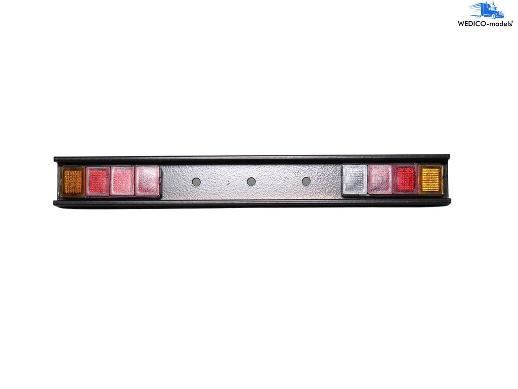 4-chamber rear lights with black bumper